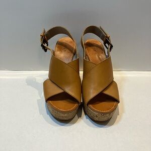 Hinge tan platform sandals with cross strap design size 7 medium in women